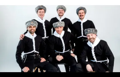 Едут с песней казаки